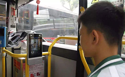 鄱陽(yáng)縣帶人臉識別的公交車(chē)開(kāi)通,刷臉乘車(chē)更快捷省錢(qián)